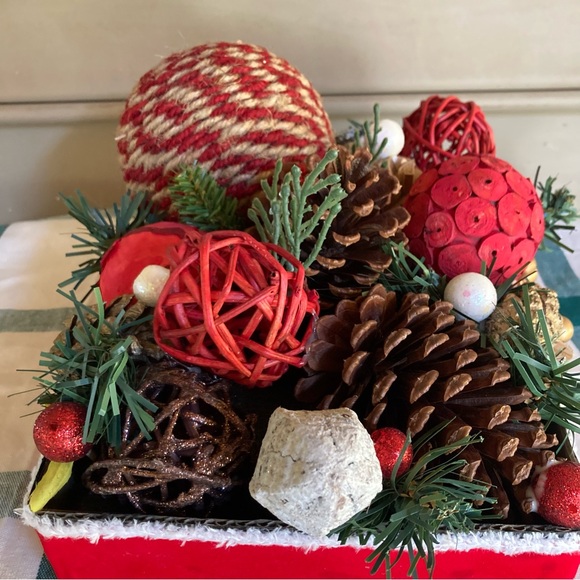 Table Centerpiece Christmas Pine Cones Red White Berries Orbs s 10 x 7 x 5 in - Picture 10 of 14